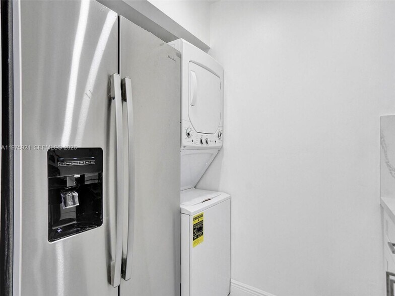 Building Photo - 10051 Winding Lake Rd