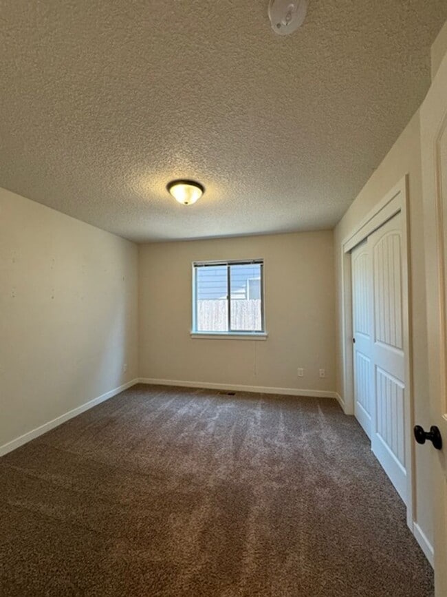 Building Photo - Dont miss out on this charming four bedroo...