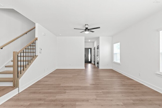 Building Photo - Move-in Ready Modern Townhome!!
