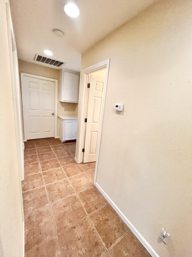 Building Photo - North Merced: $2179 3 Bedroom 2 Bathroom p...