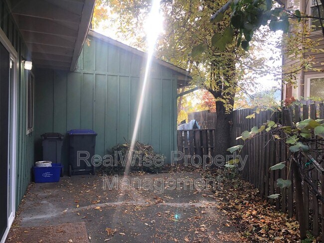 Building Photo - 536 Tulipan Way