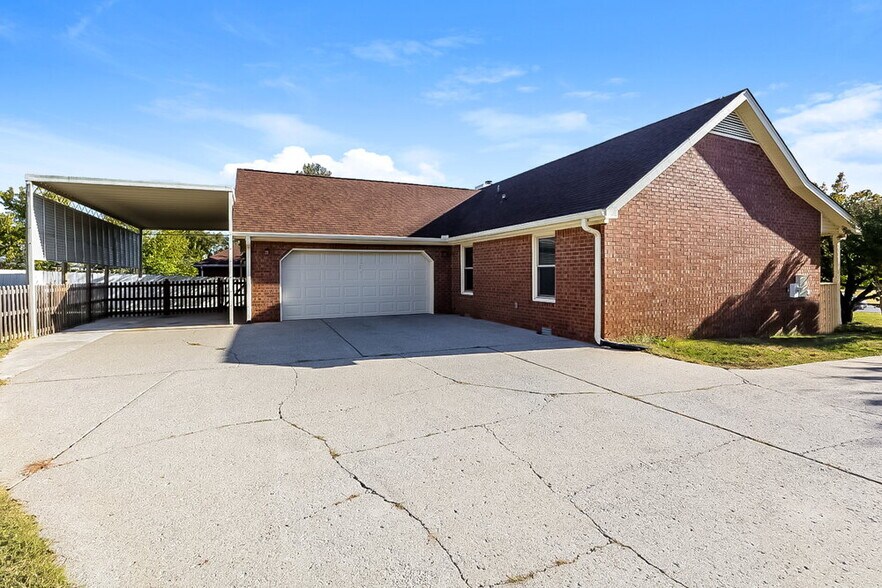 Building Photo - 225 Richmond Dr