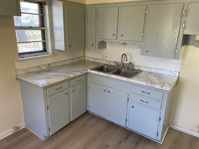 Building Photo - Remodeled 2 Bedroom Home