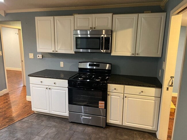 Building Photo - 2 Bed 2 Bath Cottage