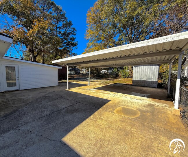 Building Photo - Spacious and Convenient