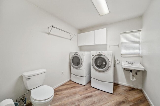 Building Photo - 15502 Kitty Hawk Dr