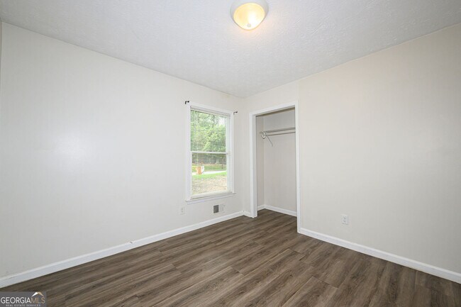 Building Photo - 2100 Whitebluff Way NE