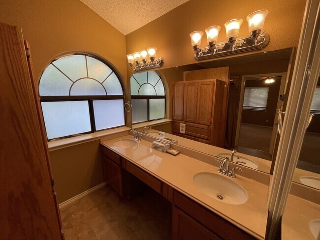 Building Photo - 3202 Fairview Dr