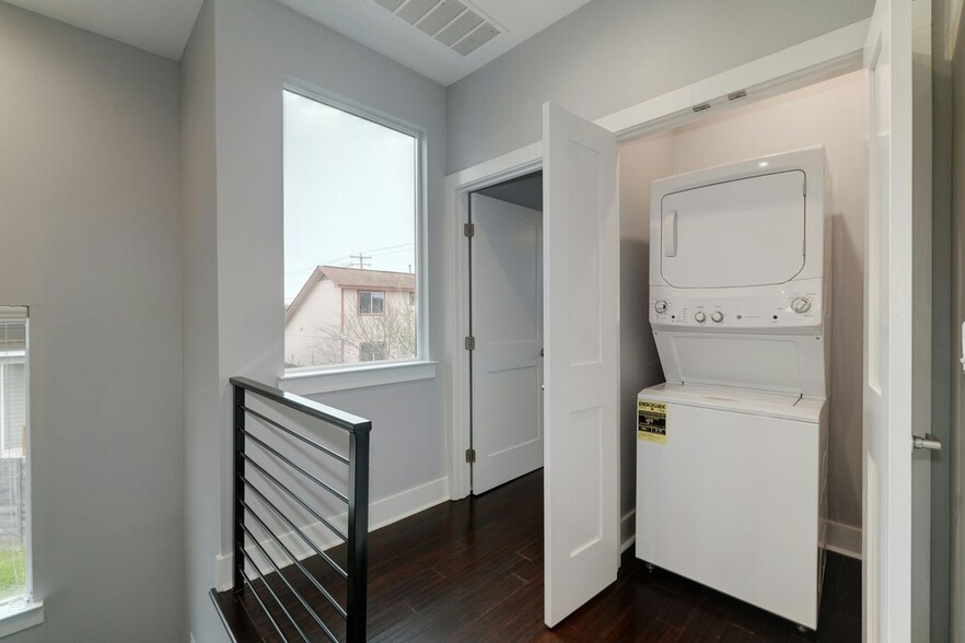 Building Photo - 6902 Carver Ave