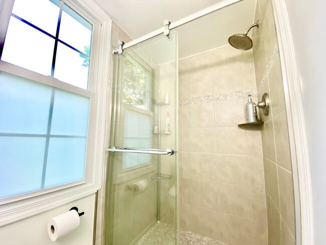Building Photo - Amazing 4 Bedroom 2 Bathroom! Large Lot!  ...