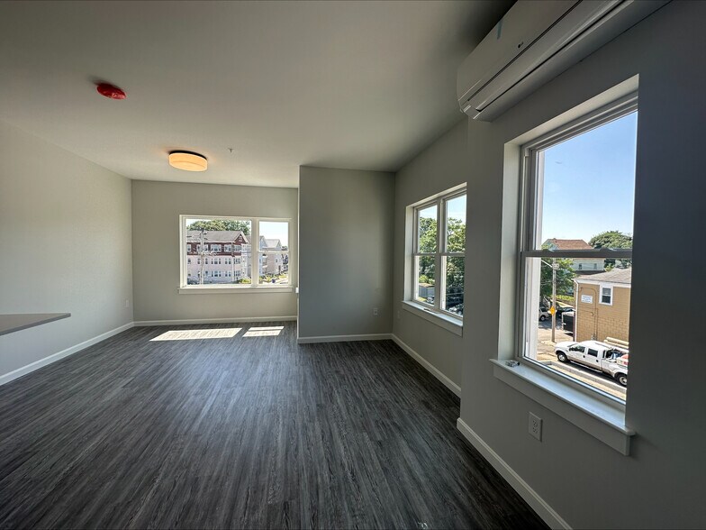 Studio Apt 25 Corner Unit Common Space - 135 - 153 Waterman Ave