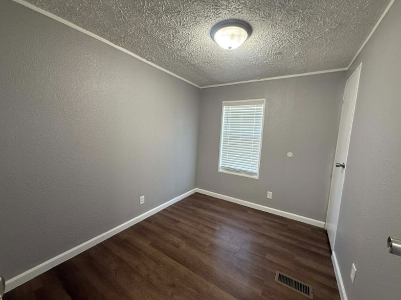 Building Photo - 1236 N Oaklane Rd