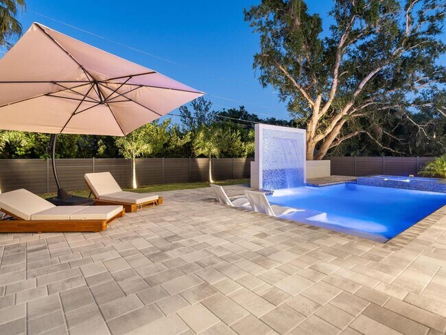 Building Photo - 2467 Hyde Park St