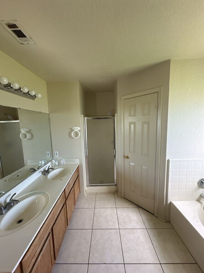 Building Photo - AVAILABLE NOW!