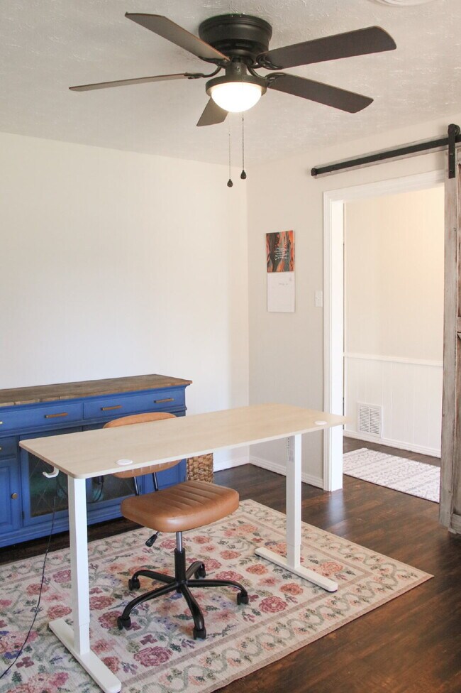 Building Photo - Spacious Updated Home!