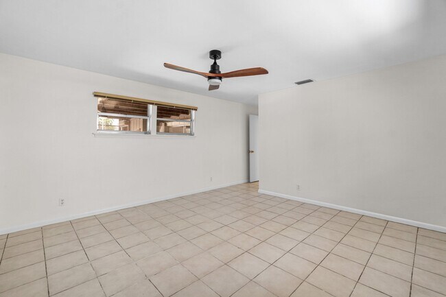 Building Photo - 1051 SW 21st St