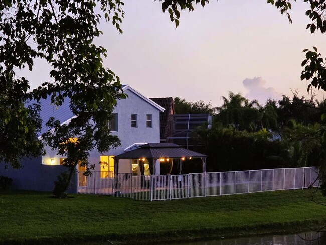 Building Photo - 8225 Pelican Harbour Dr