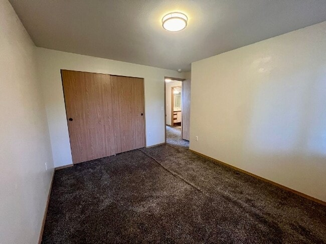 Building Photo - Pet Friendly 3 BD Townhome