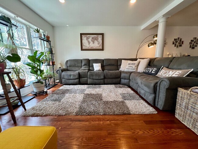 Building Photo - Stunning 3-Bedroom Townhome with 1-Car Gar...