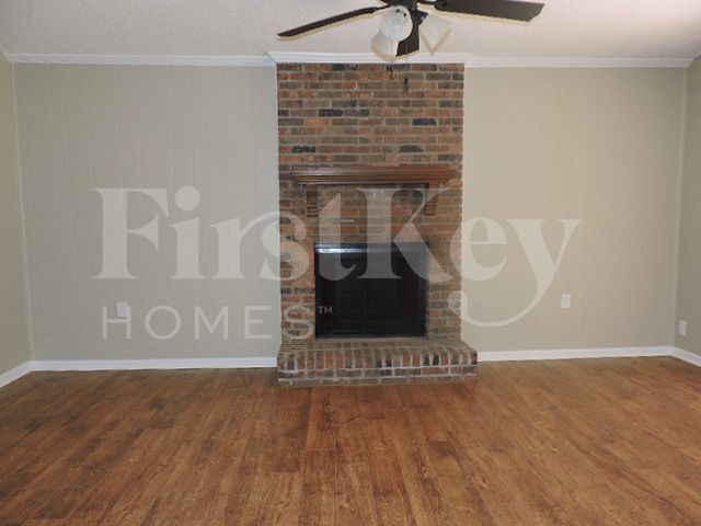 Building Photo - 8601 Thorncliff Fairway