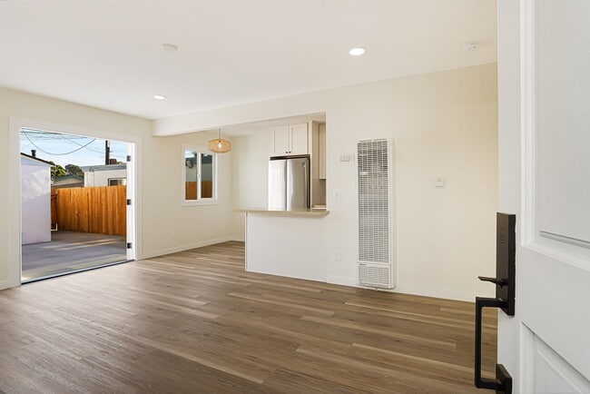 Building Photo - Completely remodeled 2 bd/1ba in charming ...