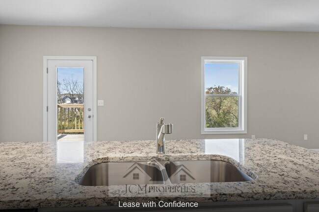 Building Photo - 905 Camden Ct