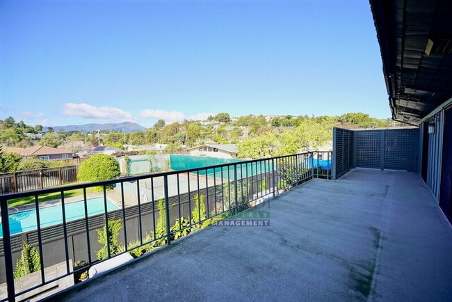 Building Photo - 16 Greenwood Bay Dr