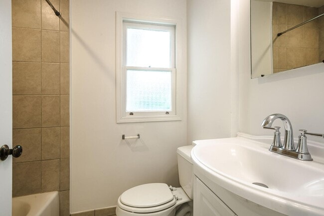 Building Photo - Beautiful 3 Bedroom / 2 Bath Single Family...