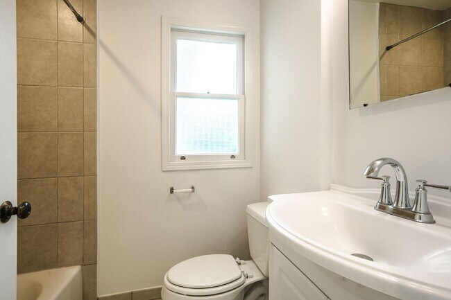 Building Photo - Beautiful 3 Bedroom / 2 Bath Single Family House in Burlingame!