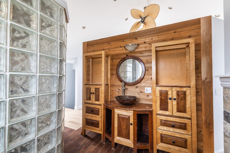 Building Photo - 13 Richard St