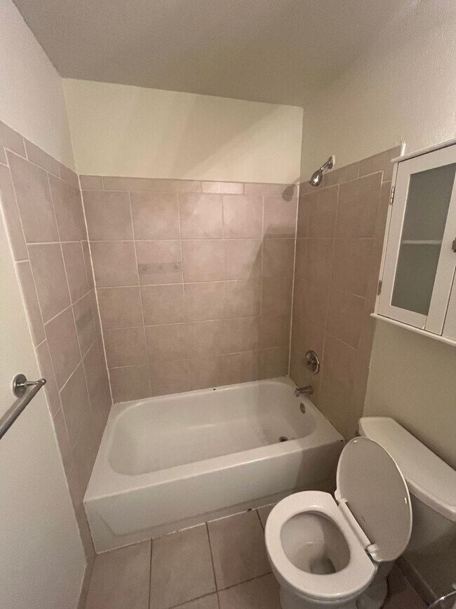 Building Photo - Spacious 4 Bed / 2 Bath Unit in Westwood C...