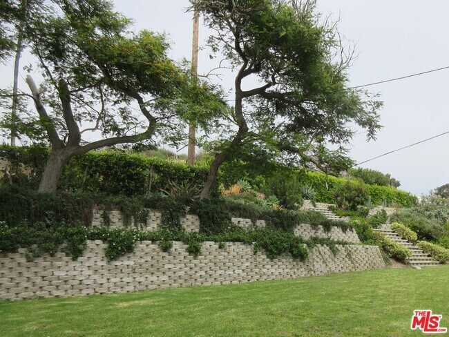 Building Photo - 7012 Birdview Ave