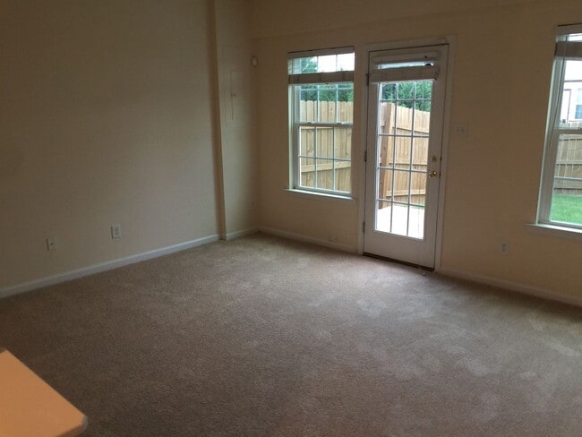 Building Photo - Beautiful Townhouse To Rent in Easter Henrico
