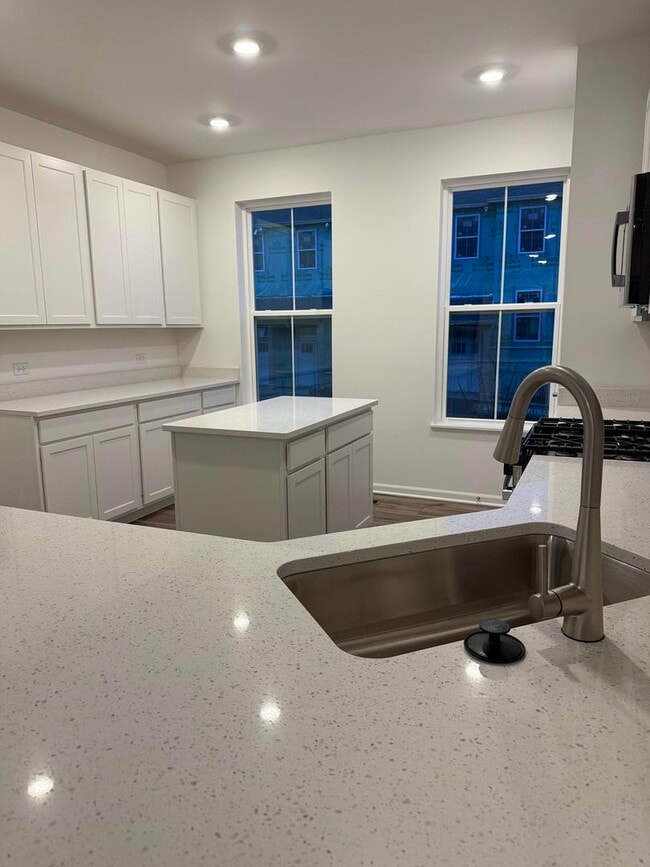 Building Photo - 14940 Dyer Ln