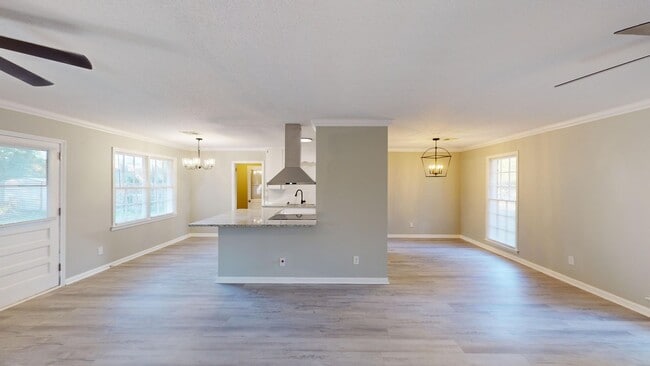 Building Photo - 4 Bed/2 Bath in Daniel Pratt School District