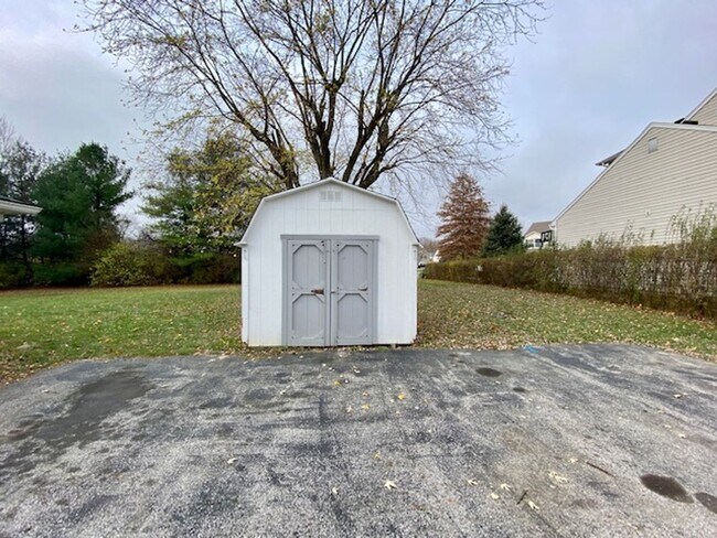 Building Photo - 2464/66 Tansel Rd - West