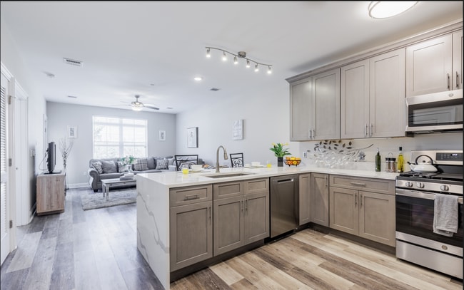 Building Photo - Luxury 1- & 2-Bedroom Apartments in Paramu...