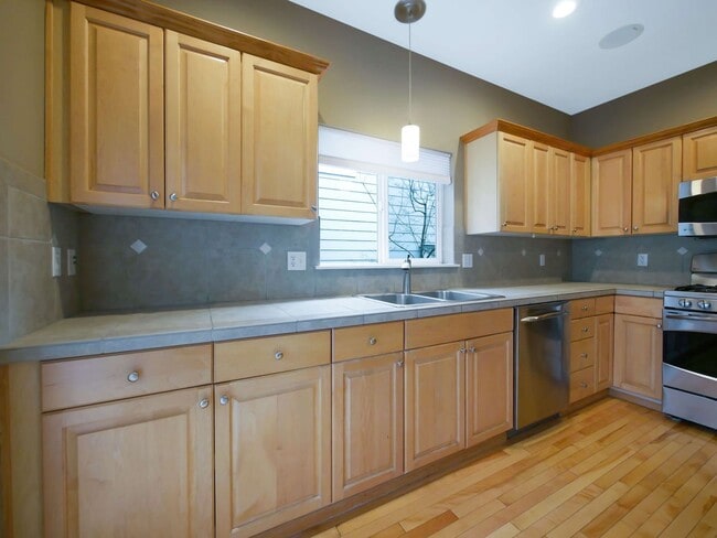 Building Photo - 3 Bed and 2.5 Bath Stunning Single-family ...
