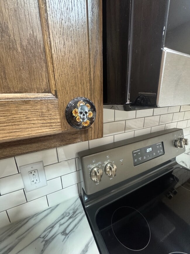 Building Photo - 218 S Oak St