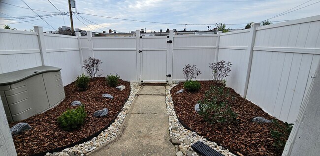 Building Photo - 4633 Kernwood Ave