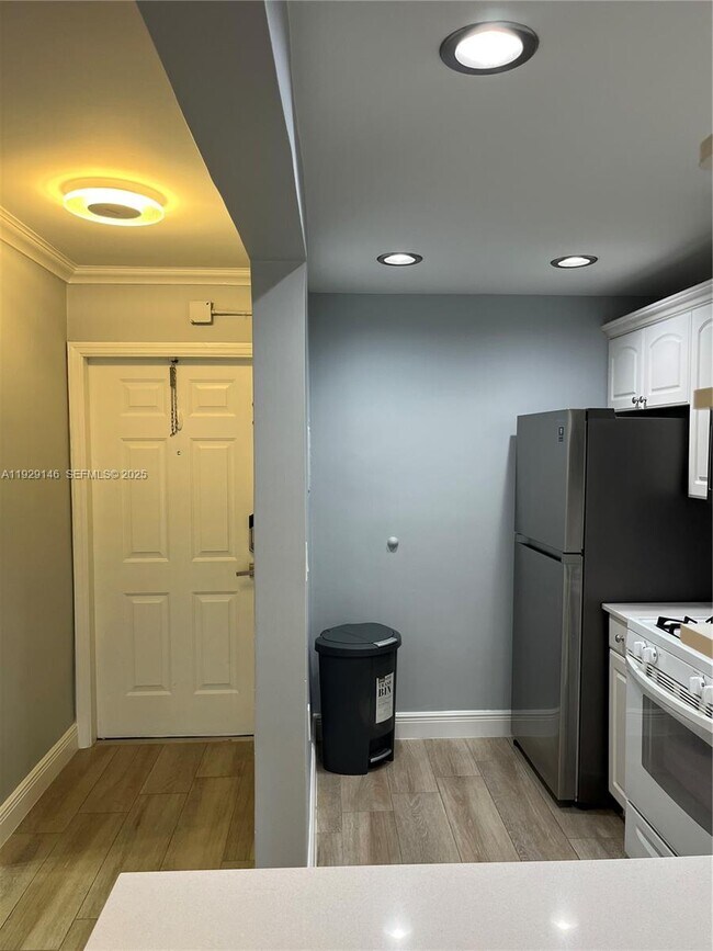 Building Photo - 8650 SW 67th Ave