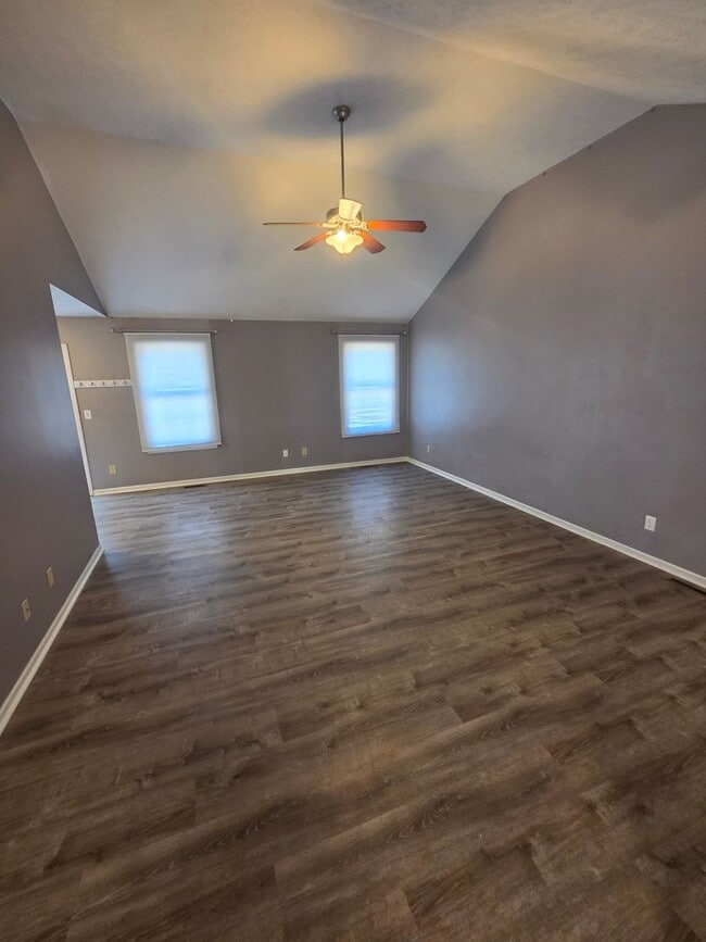 Building Photo - Large 4 Bedroom 3 Bath Single Family