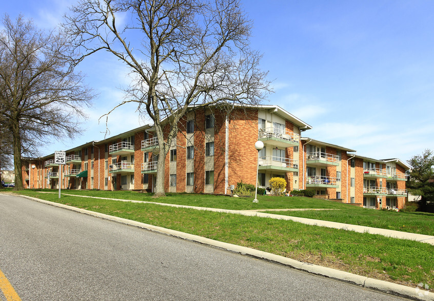 Primary Photo - Pinecrest Apartments