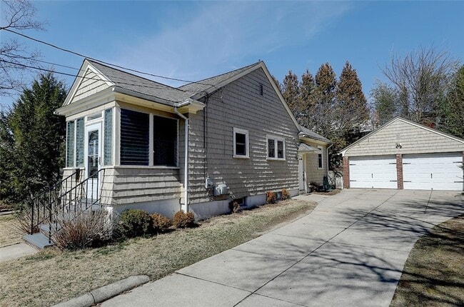 Building Photo - 157 Sandringham Ave