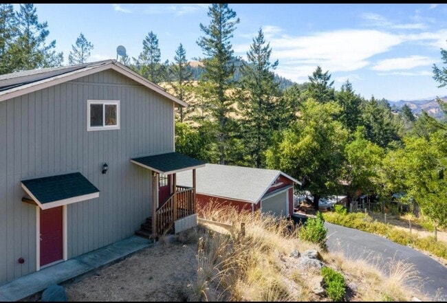 Building Photo - Unique large 1 bedroom 1 bath 4 car garage!!!