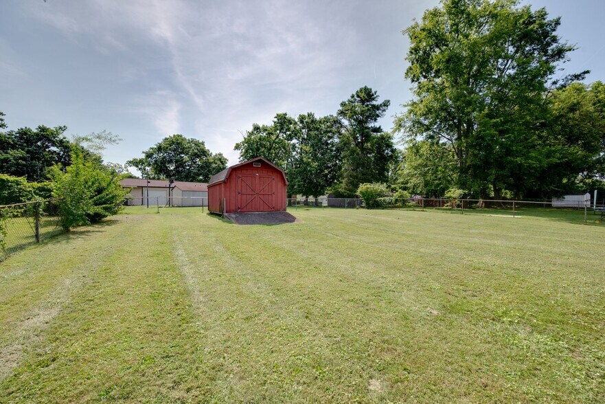 Full backyard - 3234 Moorewood Dr