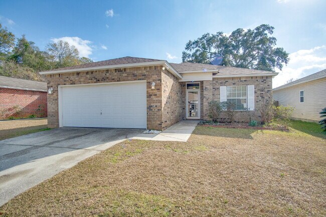 Building Photo - Spacious 3BR with Sunroom & Eat-In Kitchen – Holsberry Estates