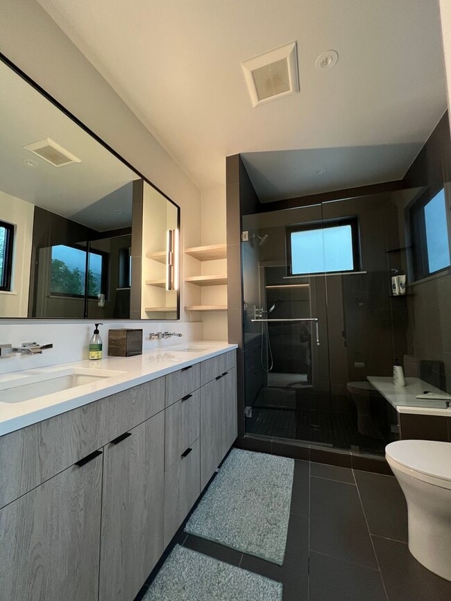 Building Photo - Modern 3 BD/2.5 BA, Superb Location, Internet/Cable and TVs Included! Available August 3rd!