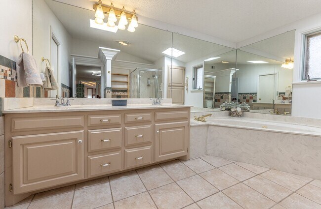 Building Photo - Stunning 4 Bed 3 Bath with a Pool!