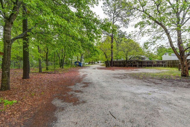 Building Photo - 2 bedroom, 1.5 bath home for rent in the h...